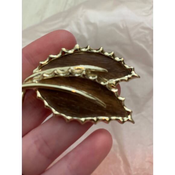 Sarah Coventry Jewelry - Vintage‎ Sarah Coventry Wooded Gold Tone Leaf Brooch